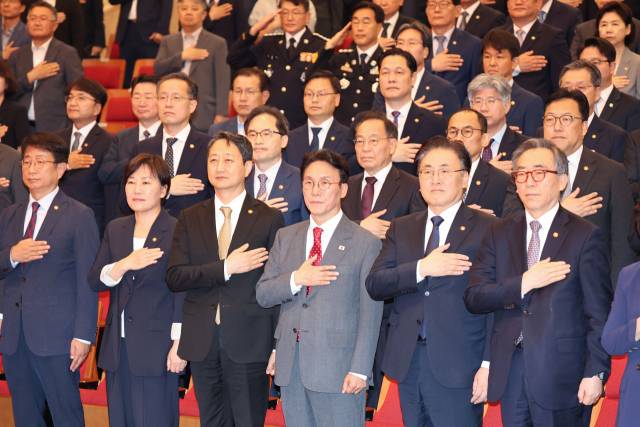 김민석(앞줄 오른쪽에서 세번째) 국무총리가 7일 정부세종청사 대강당에서 열린 취임식에서 국기에 경례하고 있다. 연합뉴스