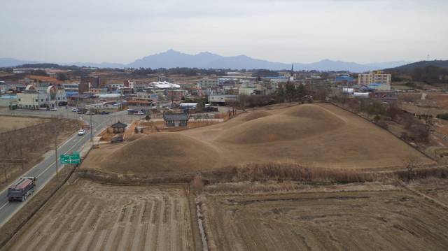 ‘내동리 쌍무덤’ 모습. 사진 제공=국가유산청