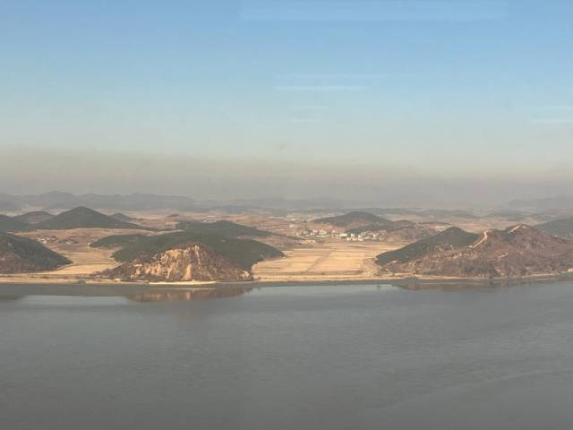 경기 김포시 애기봉 관측소(OP)가 위치한 서부전선에서 바라본 북녘 땅. 한강 하구 너머로 북한 해물선전마을과 개풍군 일부가 보인다. 사진 제공=해병대사령부