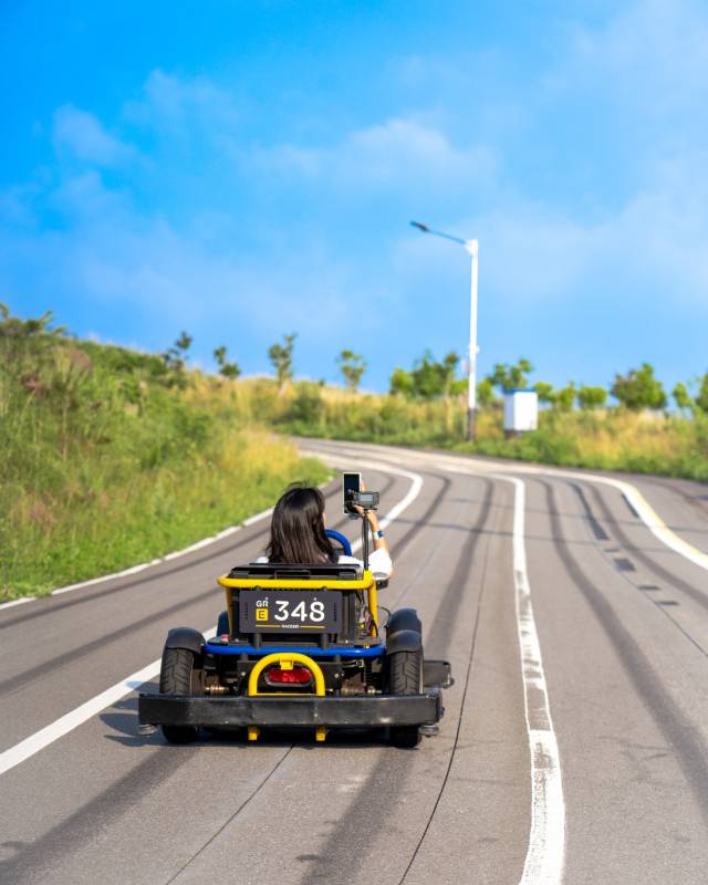 한 이용객이 레이스981 액티비티에서 레이싱을 마친 후 자율주행으로 승차 플랫폼으로 복귀하고 있다. 사진 제공=모노리스