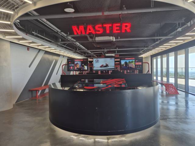 마스터 레이서 전용 라운지의 모습.