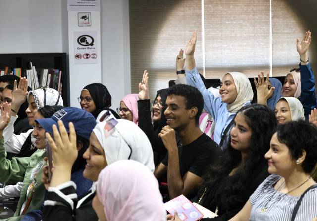 2일 주이집트 한국문화원에서 열린 ‘K-Comics World in Egypt’ 전시에서 웹툰 ‘지옥’의 최규석 작가와 현지 팬들이 교류하는 ‘작가와의 만남’ 행사가 개최됐다. 사진 제공=콘진원