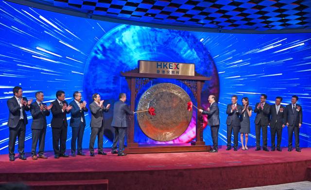 지난 5월 20일 홍콩 증권거래소에서 열린 CATL 상장식에 참여한 내빈들이 세리머니를 하고 있다. 신화연합뉴스