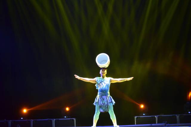 동춘서커스단 곡예사가 단지 돌리기 공연에서 무거운 항아리를 머리로 받치고 있다. 사진 제공=동춘서커스단