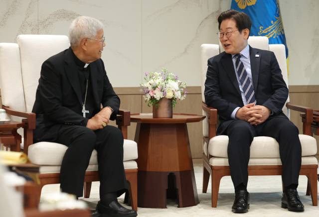 이재명 대통령이 7일 용산 대통령실에서 유흥식 추기경을 접견하고 있다. 연합뉴스