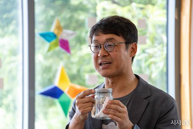 대전시 대덕구 미호동 ‘넷제로 공판장‘에서 양흥모 ’해유’ 이사장이 견학 온 다른 지역의 협동조합 관계자들에게 강의를 하고 있다. ⓒ시사IN 신선영