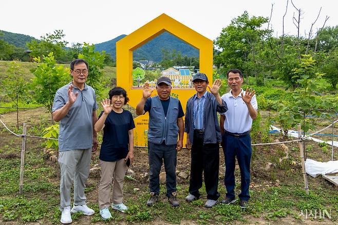 6월24일 꿀벌에게 안전한 서식처와 먹이원을 제공하기 위해 주민들이 만든 ‘윙윙꿀벌식당’ 매니저 5명이 밭에서 기념촬영을 하고 있다. 왼쪽부터 박종석씨, 양옥희씨, 오인세 반장, 하종대씨, 강경규 매니저. ⓒ시사IN 신선영