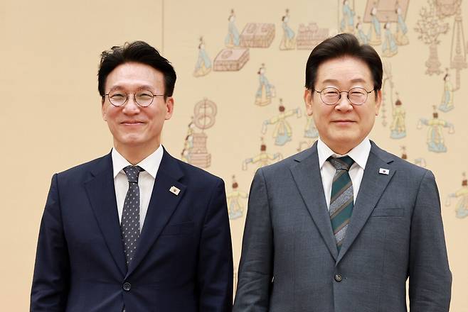 이재명 대통령(오른쪽)이 7월4일 용산 대통령실에서 김민석 국무총리에게 임명장을 수여한 후 기념촬영을 하고 있다. ⓒ연합뉴스