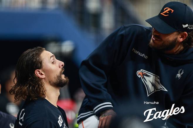 한화 코디 폰세(오른쪽)와 라이언 와이스는 올해 전반기가 마무리되기도 전에 벌써 21승을 합작했다. 리그 최고 외인 원투펀치란 평가를 받고 있는 둘은 한화 마운드 강화에 선봉장 역할을 했다. 사진제공｜한화 이글스