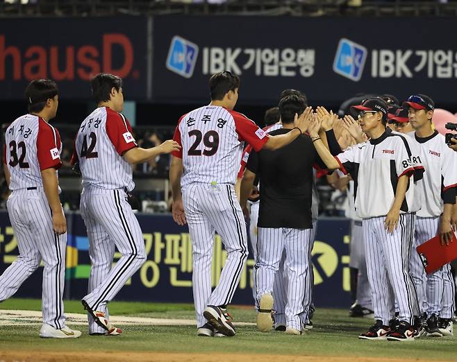 LG 코칭스태프와 선수단. 뉴시스