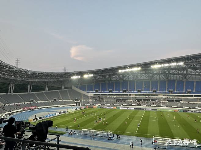 7일 한국과 중국의 E-1 챔피언십 1차전이 펼쳐진 용인미르스타디움의 킥오프 30분 전 풍경. 용인시는 경기장 접근성 증대를 위해 경기시간 전후로 교통편을 늘렸지만, 여전히 빈 좌석이 많았다. 용인｜백현기 기자 hkbaek@donga.com
