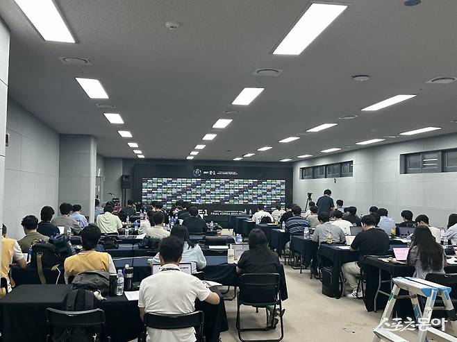 한국-중국전이 펼쳐진 7일 용인미르스타디움에선 다국적 스태프가 모였다. 남자부에 참가하는 4개국은 물론, 대회를 주최하는 EAFF 10개 가맹국 국적의 스태프가 모여 대회 운영에 힘썼다. 한국-중국전 직전 기자회견장에 모인 취재진과 운영 스태프. 용인|백현기 기자 hkbaek@donga.com
