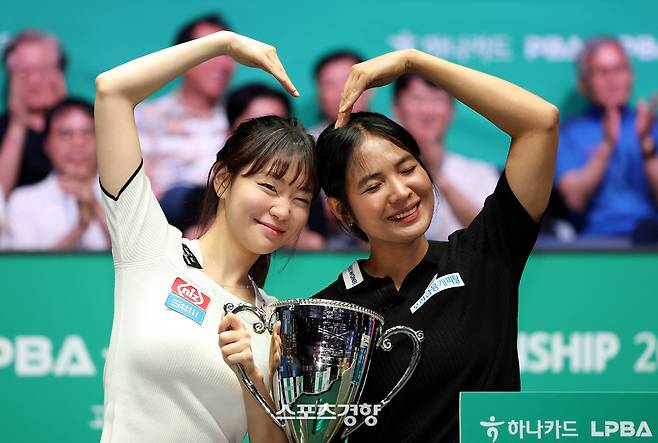 스롱 피아비(오른쪽)과 김보라가 6일 오후 경기도 고양시 킨텍스 PBA 스타디움에서 열린 프로당구 2025~2026시즌 2차 투어 ‘하나카드 PBA-LPBA 챔피언십’ LPBA 결승전이 끝난 뒤 포즈를 취하고 있다. PBA 제공