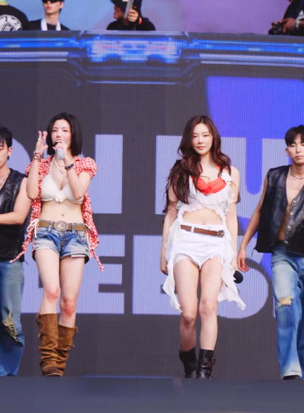 ‘루머’ 무대 중인 권은비, 이시안. 워터밤 공식 SNS