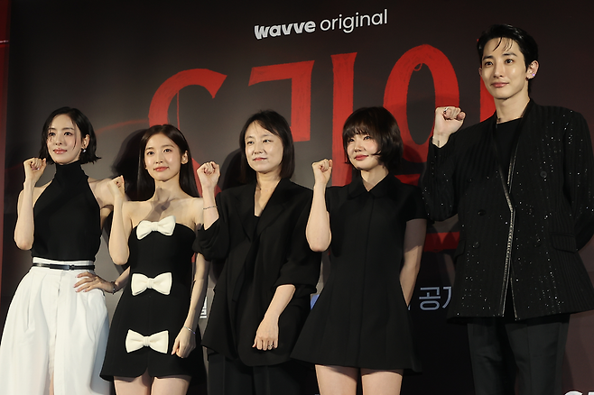 배우 이다희(왼쪽부터), 아린, 안주영 감독, 배우 이은샘, 이수혁이 7일 서울 용산구 CGV용산아이파크몰에서 열린 웨이브 새 오리지널 시리즈 ‘S라인’ 시사회 및 제작발표회에서 포즈를 취하고 있다. 사진 연합뉴스