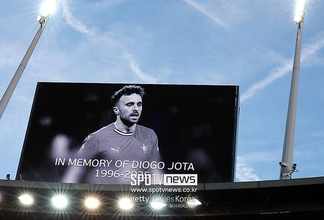 ▲ 리버풀의 공격수로 맹위를 떨치던 조타가 이틀 전 스페인 북부에서 차량 충돌 사고로 운명했다. 사모라 인근 A52 팔라시오스 데 사나브리아 고속도로에서 발생한 사고로, 조사 결과 조타와 그의 동생 안드레 시우바가 탑승한 람보르기니 차량의 타이어 펑크로 발생했다. 외벽을 강하게 충돌한 차량이 전소되면서 사망 사고로 이어졌다.