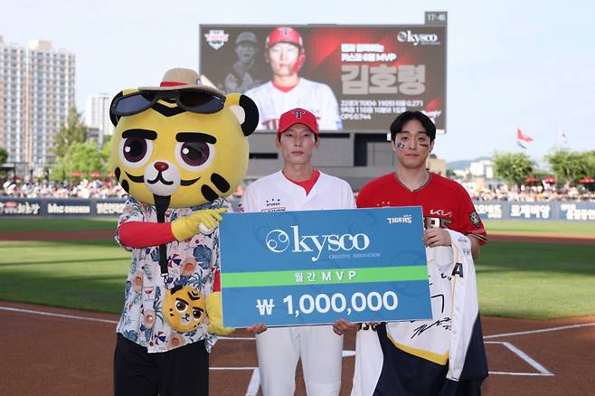 KIA 타이거즈 외야수 김호령(가운데)와 그의 팬 이정민 씨. /사진=KIA 타이거즈 제공