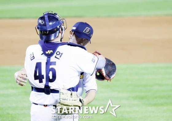 두산 마무리 김택연이 6일 잠실구장에서 열린 2025 KBO 리그 두산 베어스와 KT 위즈의 경기에서 9회초 구원 등판, 팀 승리를 지켜내고 있다. /사진=강영조 선임기자