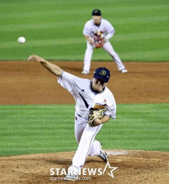두산 마무리 김택연이 6일 잠실구장에서 열린 2025 KBO 리그 두산 베어스와 KT 위즈의 경기에서 9회초 구원 등판, 역투를 펼치고 있다. /사진=강영조 선임기자
