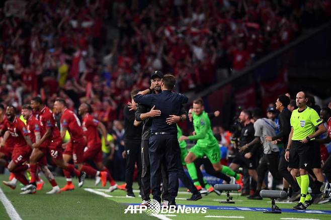 지난 2019년 유럽축구연맹(UEFA) 챔피언스리그 결승에서 리버풀의 우승이 확정된 순간 위르겐 클롭 당시 리버풀 감독과 인사하고 있는 마우리시오 포체티노 감독. /AFPBBNews=뉴스1
