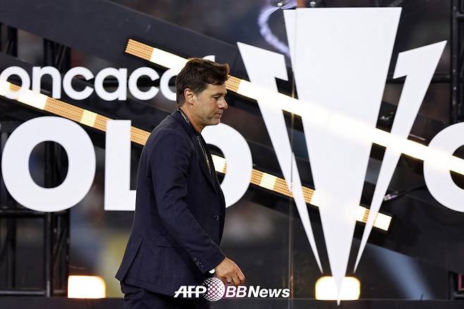 마우리시오 포체티노 미국 축구대표팀 감독이 7일(한국시간) 북중미카리브축구연맹(CONCACAF) 골드컵 결승에서 멕시코에 져 우승에 실패한 뒤 준우승 메달을 목에 걸고 아쉬워하고 있다. /AFPBBNews=뉴스1