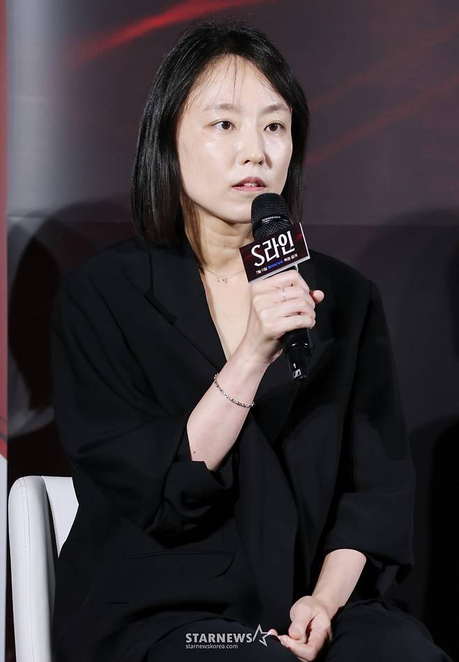 안주영 감독이 7일 오후 서울 CGV용산아이파크몰에서 진행된 웨이브 오리지널 시리즈 'S라인' 제작발표회에 참석해 포즈를 취하고 있다. /2025.07.07 /사진=이동훈 photoguy@