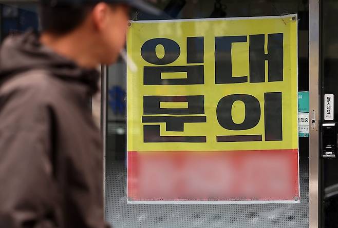 우리 경제의 저성장 문제가 다시 화두에 올랐다. 서울 시내 한 상가에 임대 안내문이 부착돼 있다. [사진 | 뉴시스]