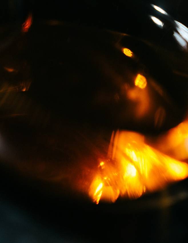 보이차는 시간을 품을수록 맑고 경쾌한 금빛의 색채를 자아낸다.20년 숙성한 보이차의 색. 진한 인삼향이 가득하다