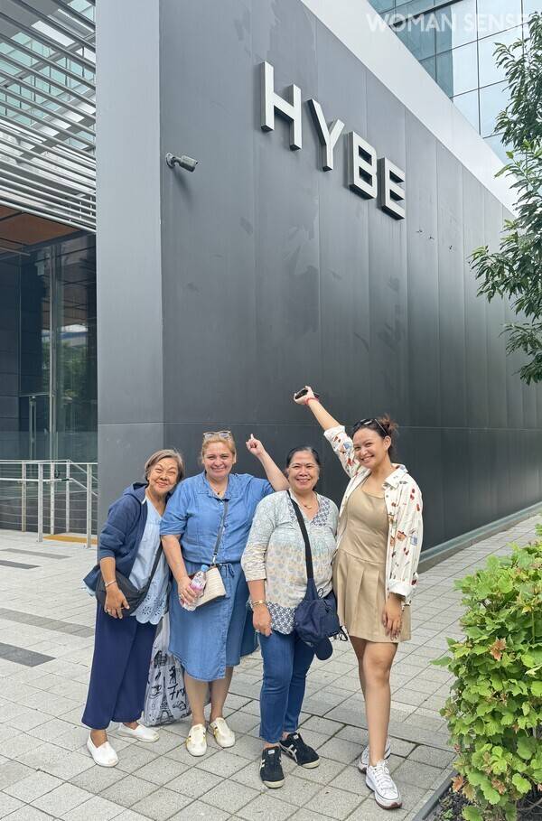 필리핀에서 온 60대 아미 지지 씨(왼쪽에서 두 번째)와 친구들, 그리고 지지 씨의 딸이 하이브 앞에서 미소 짓고 있다.&nbsp; 사진=김지호 인턴기자