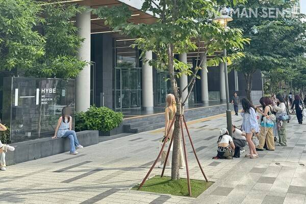 7월 2일 오후 3시 외국인 아미들이 하이브 사옥 앞에서 기념 촬영을 하기 위해 30도가 넘는 더위 속에서도 줄을 서고 있다.