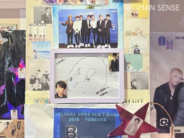 BTS 멤버가 자주 사먹었다는 '슈퍼스타 떡볶이' 내부에 제이홉 싸인이 걸려 있다. 사진=김지호 인턴기자