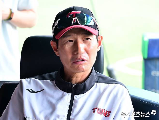 지난달 29일 오후 서울 송파구 잠실야구장에서 열린 2025 신한 SOL Bank KBO리그 KIA 타이거즈와 LG 트윈스의 경기, LG 염경엽 감독이 취재진과 대화를 나누고 있다. 엑스포츠뉴스 DB