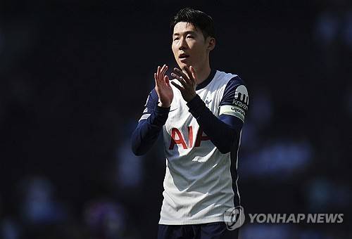 영국 매체 '더선'은 6일 손흥민이 새로운 도전에 준비가 되어있음에도 불구하고 미국 메이저리그사커(MLS)행을 거절할 거라고 보도했다.&nbsp;매체는 '미국 LAFC가 손흥민을 놓칠 것으로 보인다. LAFC는 릴로 이적한 전 아스널, 첼시 스트라이커 올리비에 지루의 빅네임 대체자로 손흥민을 노렸다. 하지만 지금 미국으로의 이적은 이 단계에서 일어나지 않을 것이며 LAFC는 1월이나 다음 12개월까지 기다려야 할 것'이라고 했다. 연합뉴스