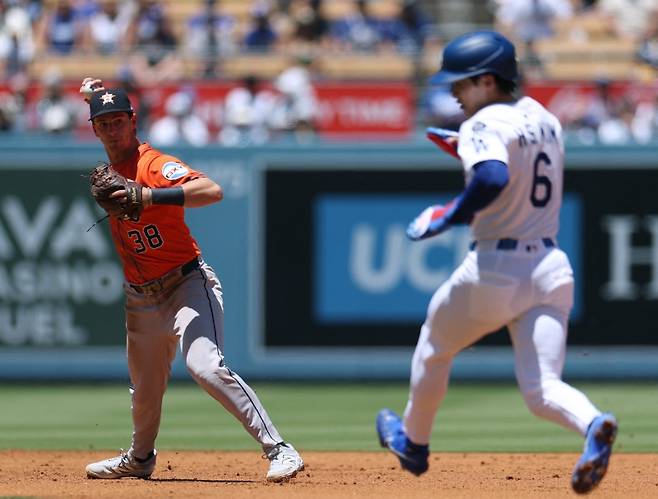 LA 다저스 김혜성은 7일(이하 한국시간) 미국 캘리포니아주 로스앤젤레스의 다저스타디움에서 열린 2025 미국 메이저리그(MLB) 휴스턴 애스트로스와의 경기에서 6번타자 겸 2루수로 선발 출전, 4타수 1안타 1삼진을 기록했다. 시즌 타율은 종전 0.356에서 0.351로 소폭 떨어졌다. AFP연합뉴스