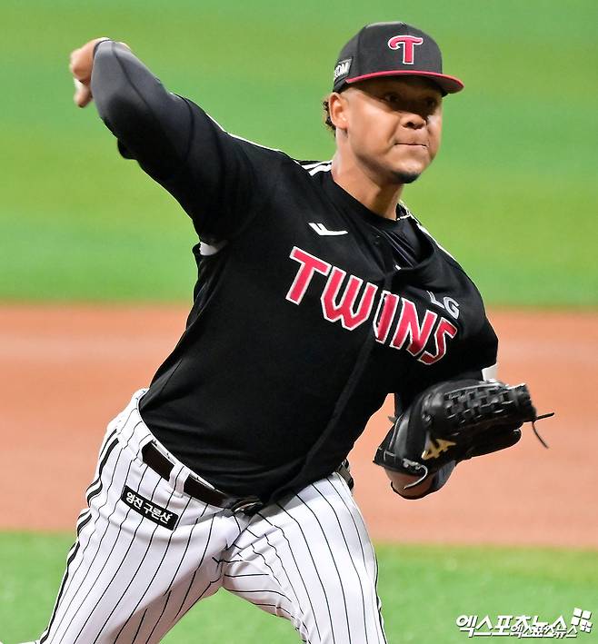 지난 4월 9일 오후 서울 구로구 고척스카이돔에서 열린 2025 신한 SOL Bank KBO리그 LG 트윈스와 키움 히어로즈의 경기, 1회말 LG 선발투수 에르난데스가 공을 힘차게 던지고 있다. 엑스포츠뉴스 DB