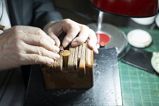 이동일 명장이 인장을 초벌 조각하는 모습  [서울시 제공. 재판매 및 DB 금지]