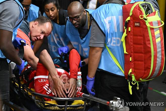 들것에 실려 나가는 뮌헨의 자말 무시알라 [AFP=연합뉴스]