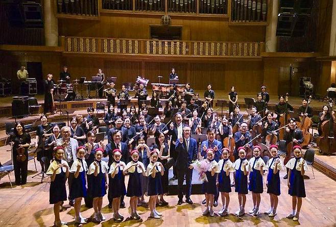 서초교향악단 베를린 공연 7월 2일 독일 베를린에서 열린 '빛의 울림 K-클래식 콘서트' 공연에서 전성수 서초구청장(둘째 줄 우측 첫 번째)이 서초교향악단과 함께 기념사진을 찍고 있다. [서초구 제공. 재판매 및 DB 금지]