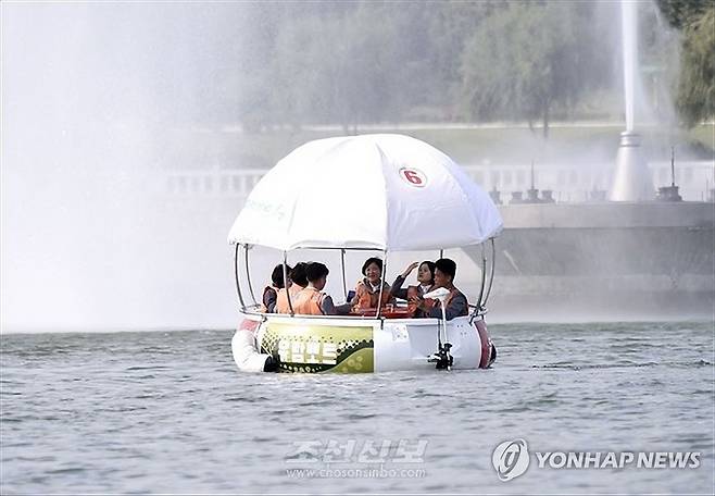 대동강에서 더위 식히는 평양 주민 (평양 조선신보=연합뉴스) 재일본조선인총연합회 기관지 조선신보는 평양 대동강에서 유람용 원형보트 봉사(서비스)가 인기를 끌고 있다고 7일 보도했다. 2025.7.7 
    [국내에서만 사용가능. 재배포 금지. For Use Only in the Republic of Korea. No Redistribution] nkphoto@yna.co.kr