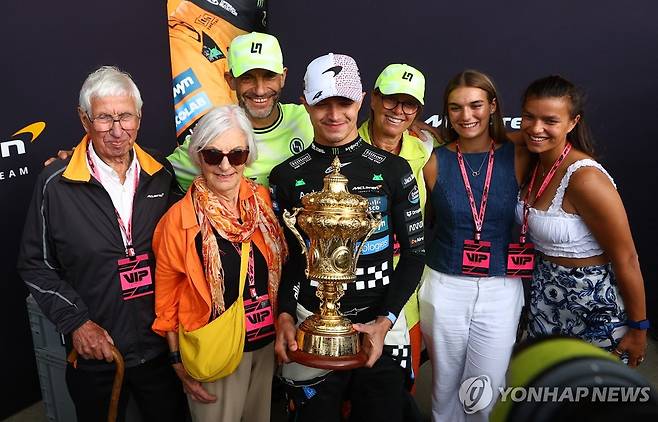 가족과 함께 우승을 자축하는 랜도 노리스 [로이터=연합뉴스]