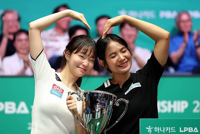 결승에서 맞붙은 김보라와 하트 세리머니를 펼치는 스롱 피아비(오른쪽) [PBA 제공. 재판매 및 DB 금지]