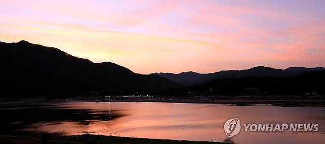 노을빛 물든 여름 빙어호 [인제군 제공. 재판매 및 DB 금지]
