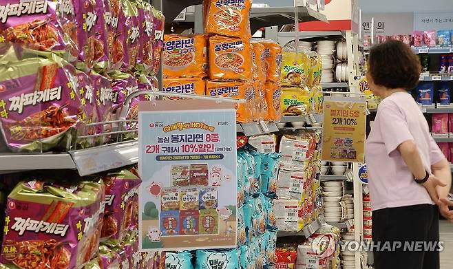 라면 판매대에 붙은 가격 할인 안내문 (서울=연합뉴스) 이진욱 기자 = 정부와 식품·유통업계가 먹거리 물가 부담을 낮추기 위해 대규모 할인행사를 진행하기로 했다. 소비자들이 많이 찾는 라면과 빵, 커피 등을 대형마트와 편의점에서 최대 50% 저렴하게 판매한다. 농림축산식품부는 식품·유통업계 간담회를 열어 물가안정을 위한 여름 휴가철 가공식품 할인행사를 개최하기로 했다고 밝혔다. 사진은 7일 서울 한 대형마트 라면 판매대에 가격 할인 안내문이 붙어 있는 모습. 2025.7.7 cityboy@yna.co.kr