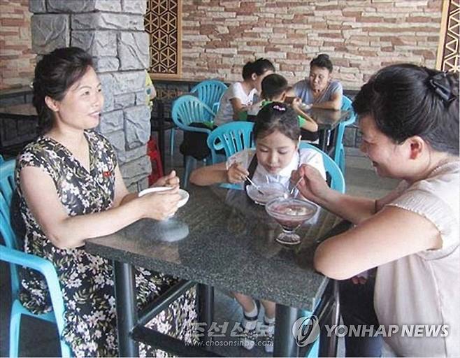 북한, 폭염 속 빙수 인기 (평양 조선신보=연합뉴스) 재일본조선인총연합회 기관지 조선신보는 20일 "폭염이 지속되고 있는 요즘 평양시 안의 빙수매대들이 많은 사람들로 흥성이고 있다"는 민주조선 보도를 소개했다. 매체는 창광종합식당의 빙수매대에서 토마토, 참외, 딸기 등 다양한 맛의 빙수가 제공되고 있다고 전했다. 2023.7.20 
    [국내에서만 사용가능. 재배포 금지. For Use Only in the Republic of Korea. No Redistribution] nkphoto@yna.co.kr