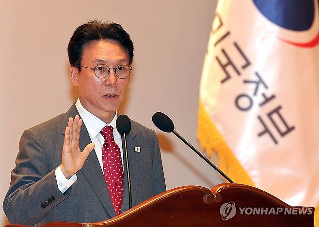 취임 선서하는 김민석 국무총리 (세종=연합뉴스) 배재만 기자 = 김민석 국무총리가 7일 정부세종청사 대강당에서 열린 취임식에서 취임 선서를 하고 있다. 2025.7.7 scoop@yna.co.kr