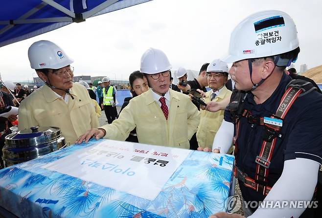 김민석 총리, 폭염 속 건설 현장 근로환경 점검 (세종=연합뉴스) 배재만 기자 = 김민석 국무총리가 7일 세종시 국립도시건축박물관 건설 현장을 찾아 폭염 대비 휴게시설 등 근로 환경을 점검하고 있다. 2025.7.7 scoop@yna.co.kr