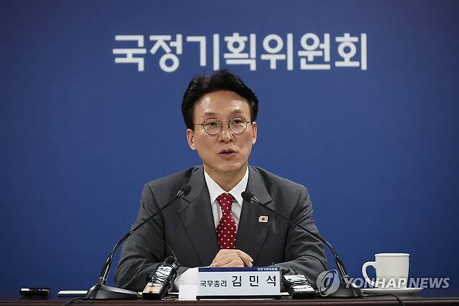 인사말 하는 김민석 국무총리 (서울=연합뉴스) 이정훈 기자 = 김민석 국무총리가 7일 서울 종로구 국정기획위원회에서 열린 전체회의에서 인사말을 하고 있다. 2025.7.7 uwg806@yna.co.kr