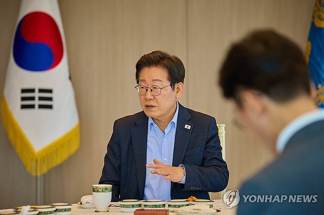 이재명 대통령, 김민석 총리와 주례 보고 회동 (서울=연합뉴스) 이재명 대통령이 7일 서울 용산 대통령실 청사에서 김민석 국무총리와 주례 보고 회동을 하고 있다. 2025.7.7 [대통령실 제공. 재판매 및 DB 금지] photo@yna.co.kr