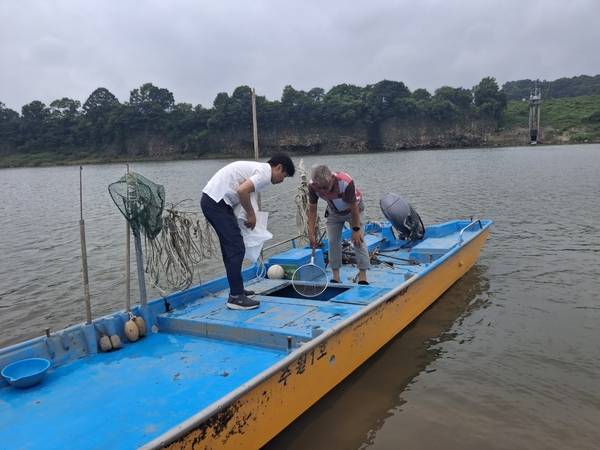 경기도해양수산자원연구소가 지난 3일과 4일 접경지 4곳에서 수산물 8종을 대상으로 요오드131, 세슘134·137의 검출 여부를 조사했다. /경기도 제공