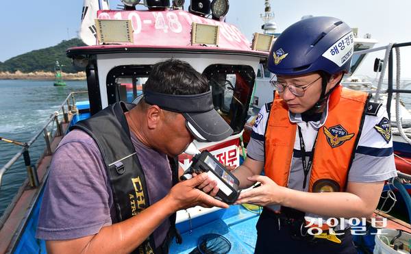 8일 오전 인천시 중구 팔미도 인근 해상에서 인천해경 신항만파출소 소속 경찰이 출항한 낚시어선 관계자를 대상으로 음주측정을 하고 있다. 2025.7.8 /조재현기자 jhc@kyeongin.com